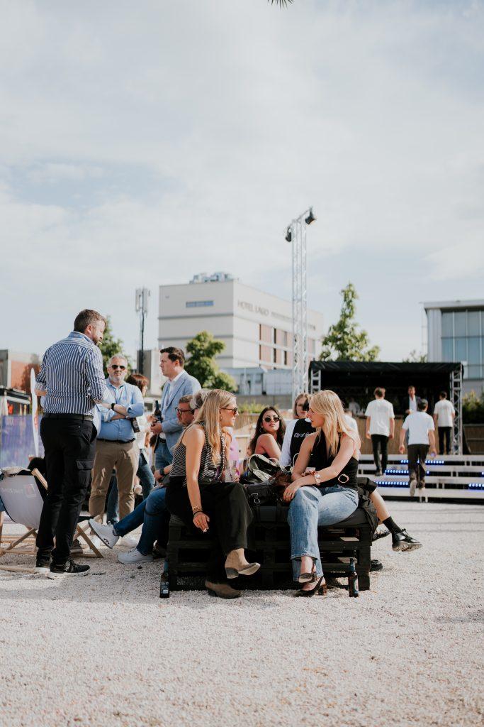 Besuchende im Außenbereich des uinitex-FashionFestivals 2025