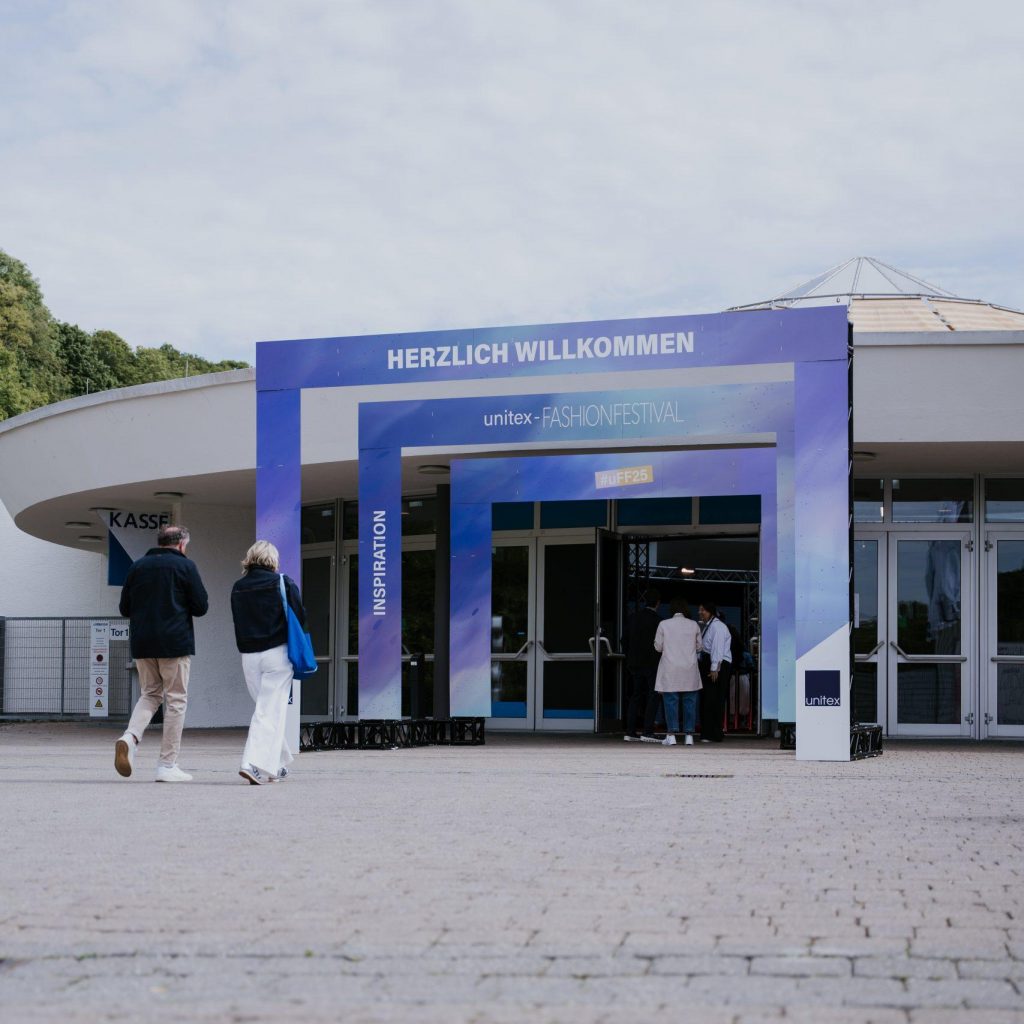 Eingangstor vor der Messehalle des unitex-FashionFestival 2025